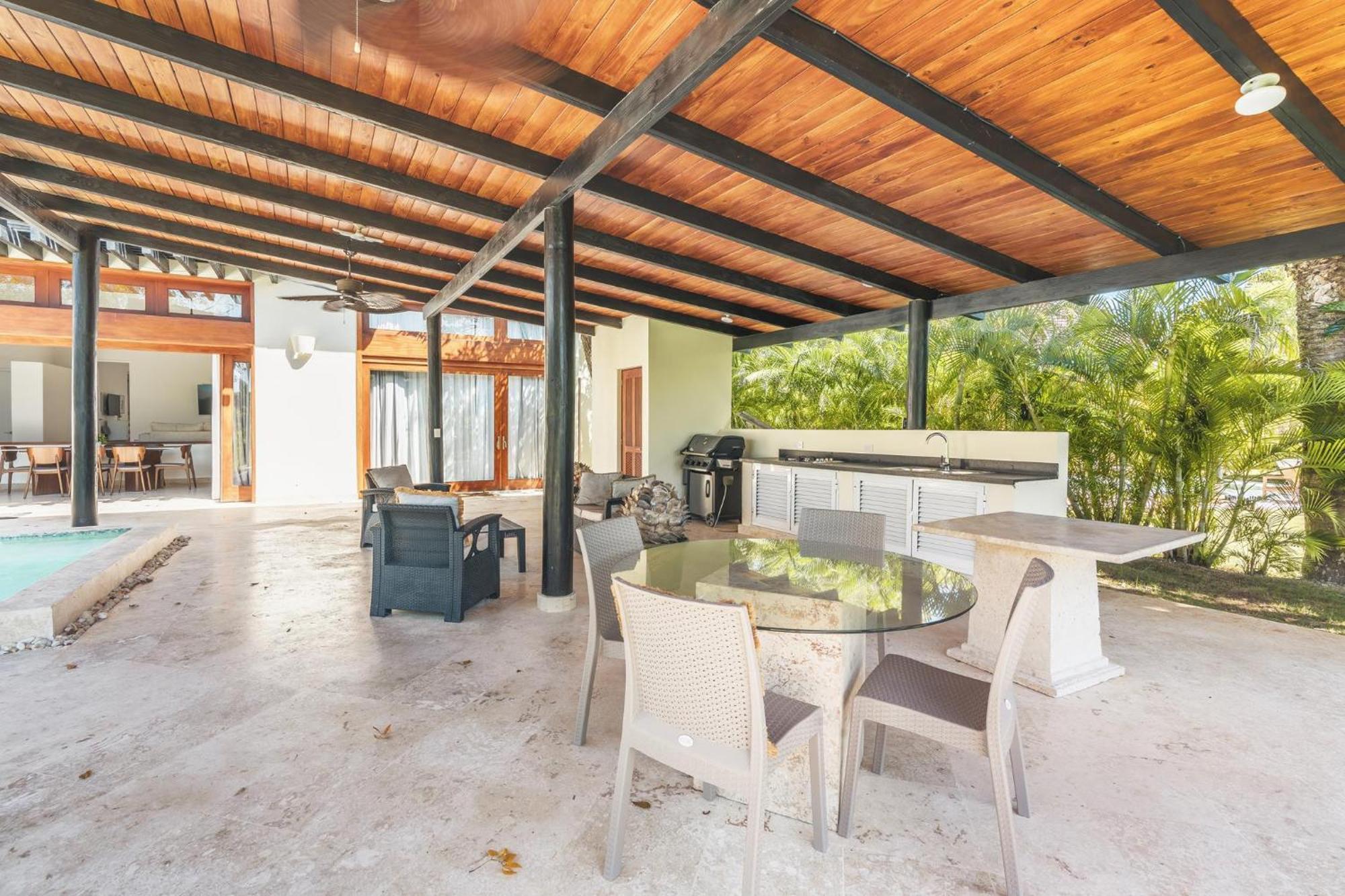 Bungallow With 3br Pool And Bbq In Village Hébergement de vacances *